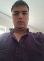 Сам Ебальник; обратите внимание на пятна на рубашке сабжа...