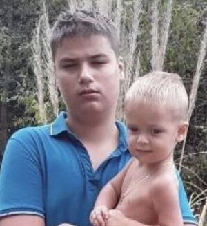 Кирилл держит Арсения.jpg